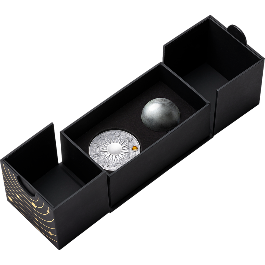 srebrna-moneta-uklad-sloneczny-ksiezyc-2025-2-uncje-opakowanie3